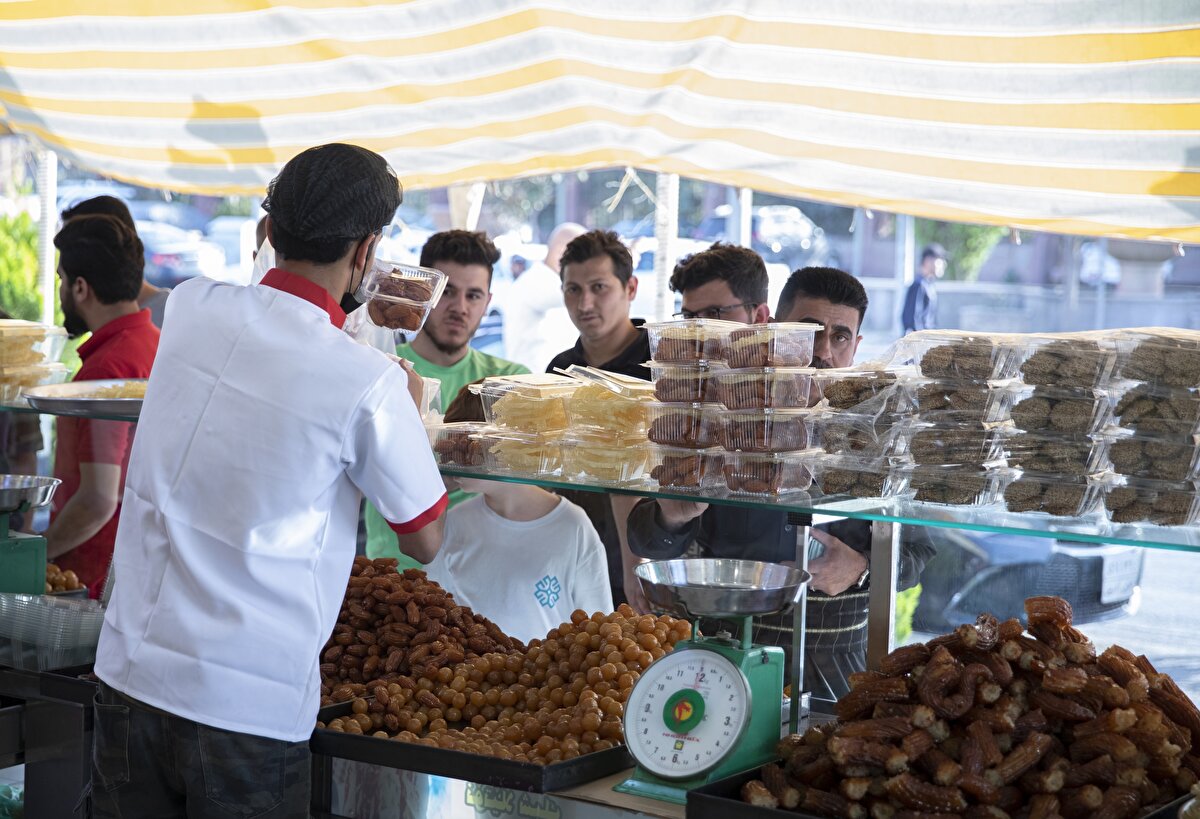 Gece yarısından sonra iş başı yapan ve sahura kadar mesaisi devam eden Erbilli esnaf Yasin Selim de tatlı çeşitlerine vatandaşların yoğun ilgi gösterdiğini aktardı.<br><br>Selim, "İnsanlar iftar sofralarını renkli seviyor ve tatlılara yoğun ilgi gösteriyor. Yaz aylarında tatlıya talep azalsa da ramazanda ciddi bir talepten söz edebiliriz." dedi.
