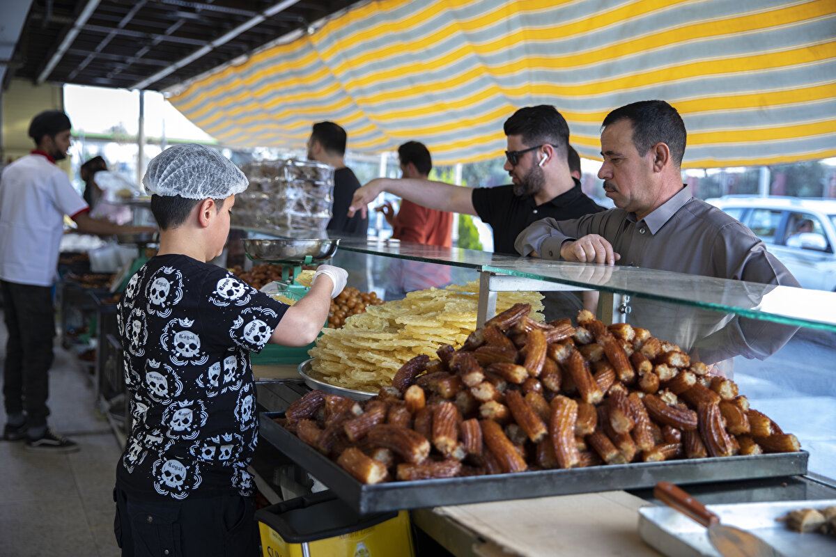 Süleymaniye'de 10 yıldır tatlı satan Rebwar Ömer Reşid de ramazanda işlerinin arttığını belirterek, "İş yerleri ve vatandaşların bu ayda bizden aldıkları siparişler, altı aydan daha fazla bir satışa denk geliyor." dedi.