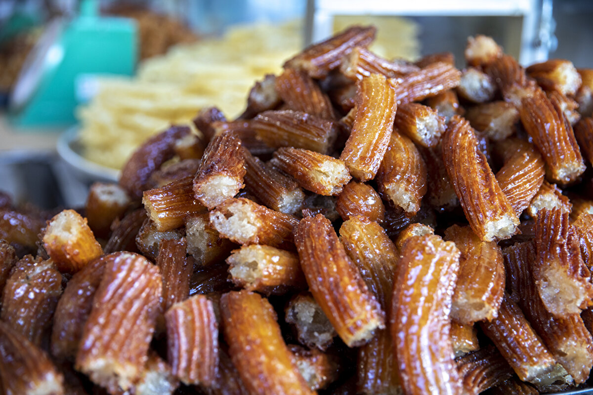 Reşid, tatlı üretimine sabah erken saatlerde başlayarak akşama kadar devam ettiklerini dile getirdi.