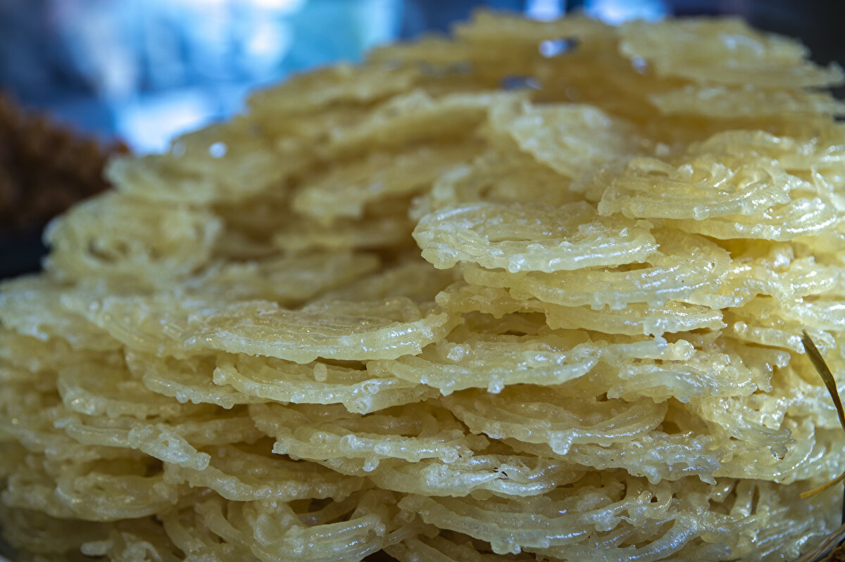 Süleymaniyeli tatlıcı, özellikle meyvelerden yaptıkları tatlı çeşitlerinin hem halk hem de iş yerleri tarafından tercih edildiğini söyledi.