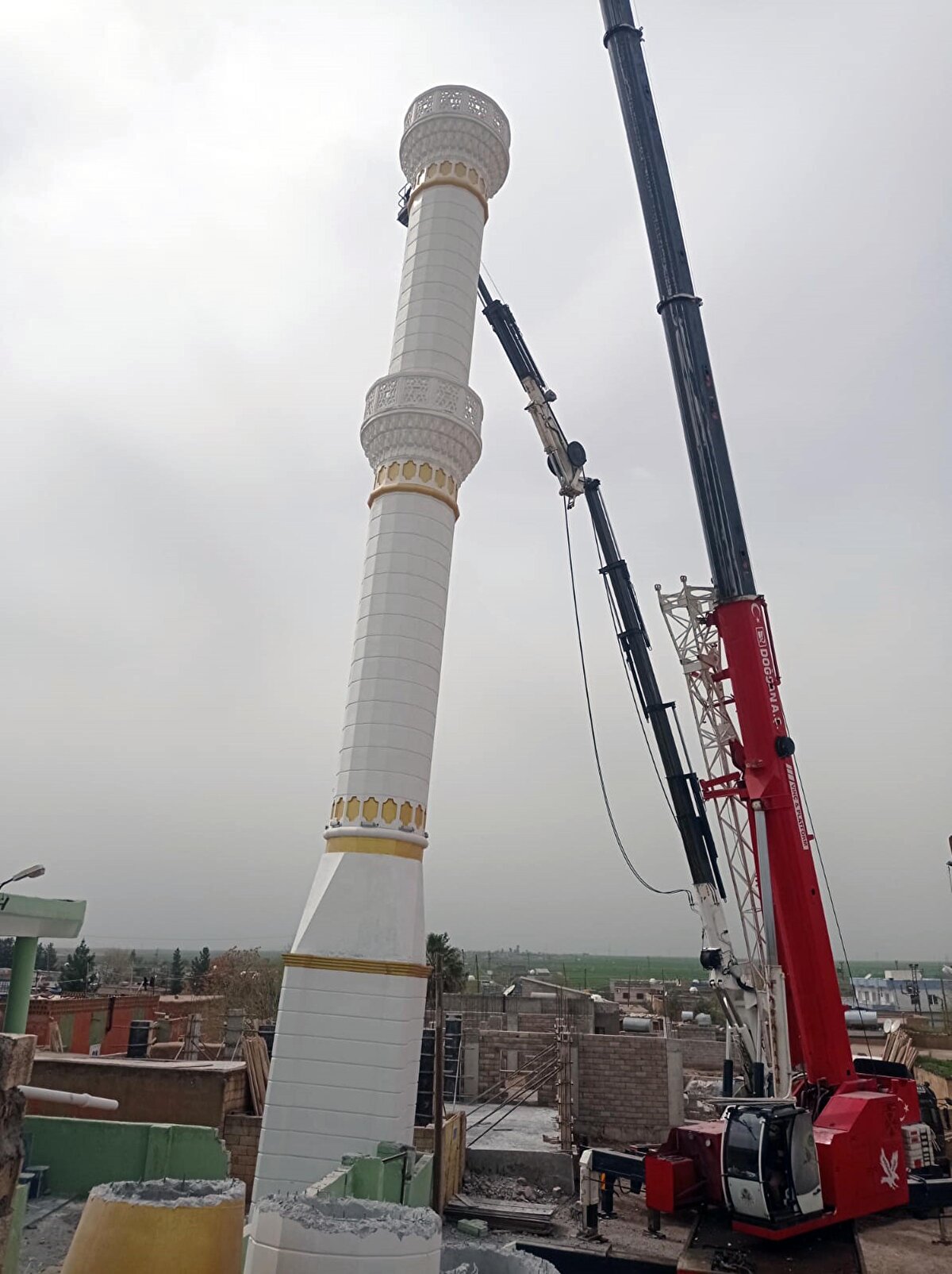 Eğimi fark eden muhtar Faruk Kızıl, minarenin yıkılma ihtimaline karşı çevresindeki evleri tahliye ederek, durumu kaymakamlık ve belediyeye bildirdi. Bunun üzerine minarenin yıkımı için Gaziantep'ten bir ekip getirildi.