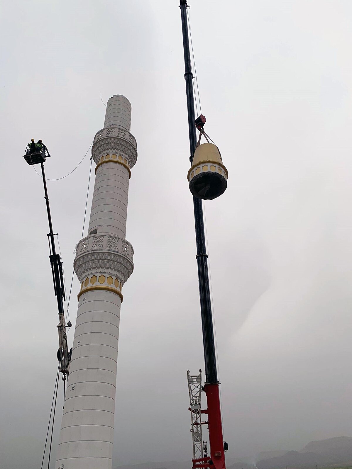 Cami imamı Halil Kara da yaklaşık 1 ay önce sabah uyandığında minarenin yamuk durduğunu fark ettiğini ifade ederek, "Etrafına baktığımda zeminde çatlaklıkları gördüm. 8 yıldır buradayım camimizin minaresini yaklaşık 8 ay önce yaptık. Uzunluğu 42 metreydi. 