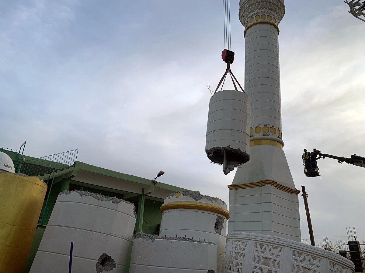 Zeminde kaymalar oldu, çatlamalar oldu. O yüzden minareyi yıkmak zorunda kaldık. Yıkımda emeği geçenlere teşekkür ederiz" diye konuştu.<br>Mahalleli de ölüm ya da yaralanmalara sebep olacak bir olay meydana gelmeden minarenin yıkılmasıyla rahatladıklarını söyledi. 
