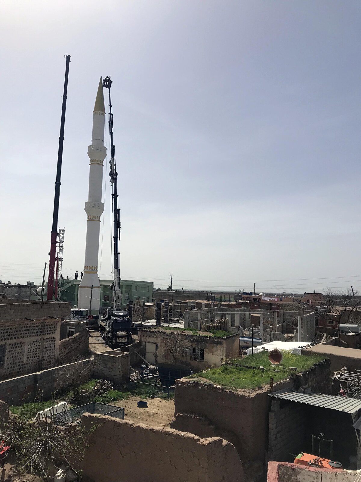 Çevresinde evler olduğu için minarenin normal yıkım yerine parça parça kesilmesine karar verildi. Bu tür yıkımlar için getirilen özel testere tarafından bölümler halinde kesilen ve parçaları da vinçle indirilen minarenin 5 günün sonunda yıkımı tamamlandı. 