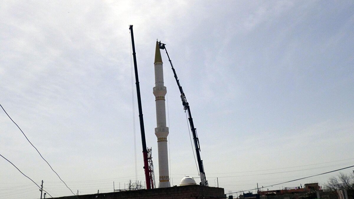  Yıkımı yapan ekipten Ahmet Yıldız, bu yöntemle herhangi bir yere zarar vermeden, minareyi keserek aşağı indirdiklerini söyledi. 