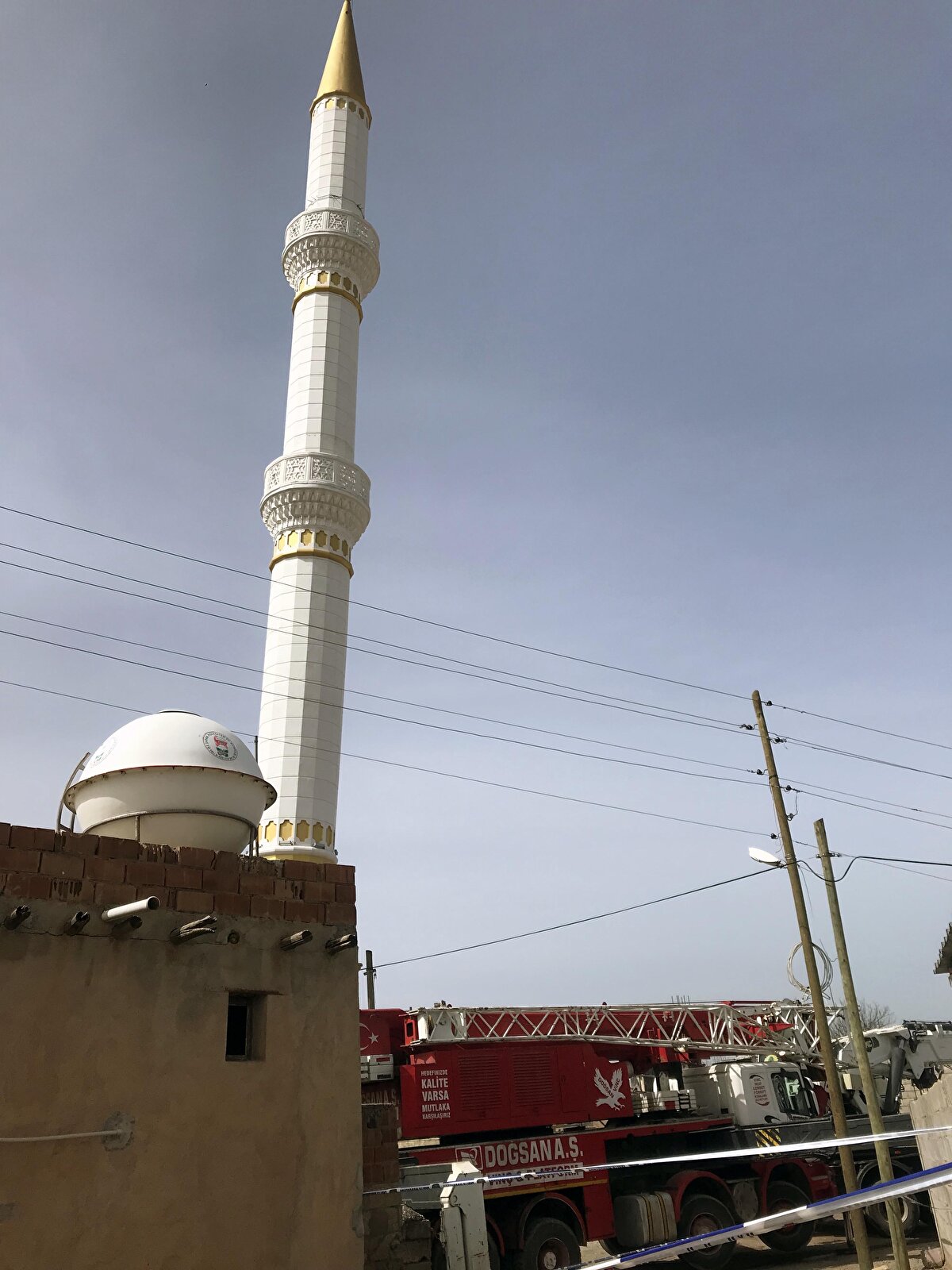 "1 ay önce bir çökme meydana geldi. Durumu yetkililere bildirdim. Kaymakam beyin yanına gittim, durumu izah ettim. Allah razı olsun elinden gelen ne varsa yaptı. Minarenin çevresinde evler olduğu için çok tehlike arz ediyordu. Kaymakam bey minarenin yıkılması için Gaziantep'ten ekip getirdi. Minaremiz 42 metre uzunluğunda ve betondan yapılmış. Çevredeki evleri tahliye ettik. Bir önceki minaremiz 11 metre uzunluğunda sacdan yapılmıştı, yeni minareyi yaptıktan sonra o minareyi yıktık ama bu beton minare de kısmet olmadı" 