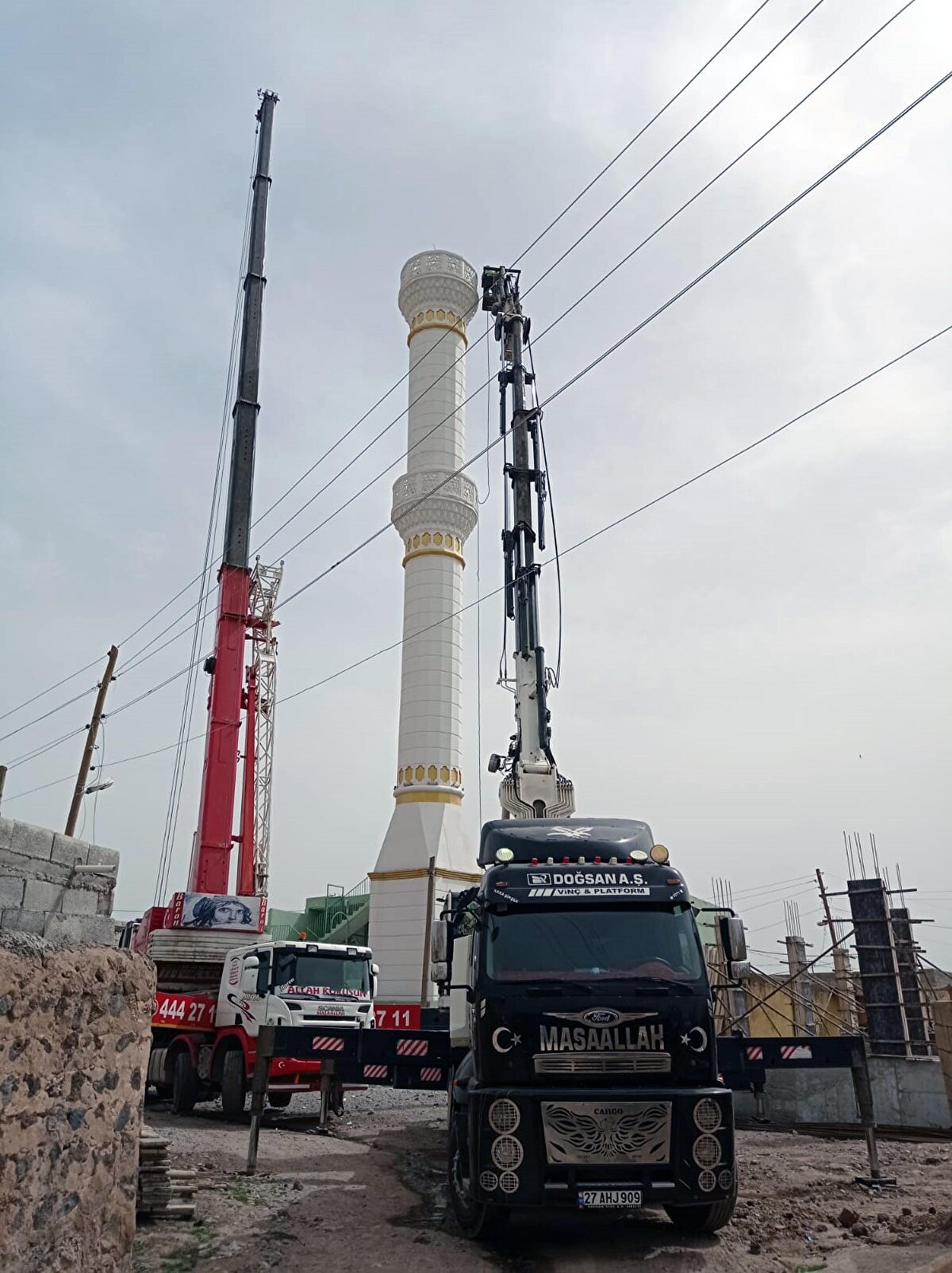 Derik ilçesi kırsal Boyaklı Mahallesi camisinin 8 ay önce yapılan 42 metre uzunluğundaki minaresinde zemindeki çökme nedeniyle eğim oluştu.