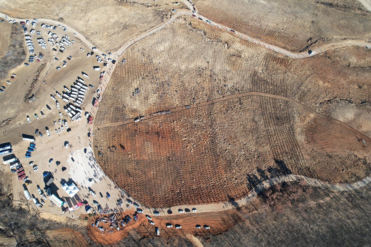 TEKRAR ZÜMRÜT YEŞİLİ OLACAK<br>Fidan dikim mevsiminin de sona erdiğini aktaran Dikici, "Yanan alanlara toplamda kozalakların içindeki tohumlar haricinde 72 ton tohum ve 1,5 milyon fidan dikimi yapıldı. Yanan ağaçlardaki kozalakların içindeki tohumların ise ne kadar olduğunu bilemiyoruz. Artık atılan tohumlar filizleniyor, Manavgat küllerinden doğuyor. 5-6 yılda yeniden zümrüt yeşili bir saha göreceğiz" ifadelerini kullandı.