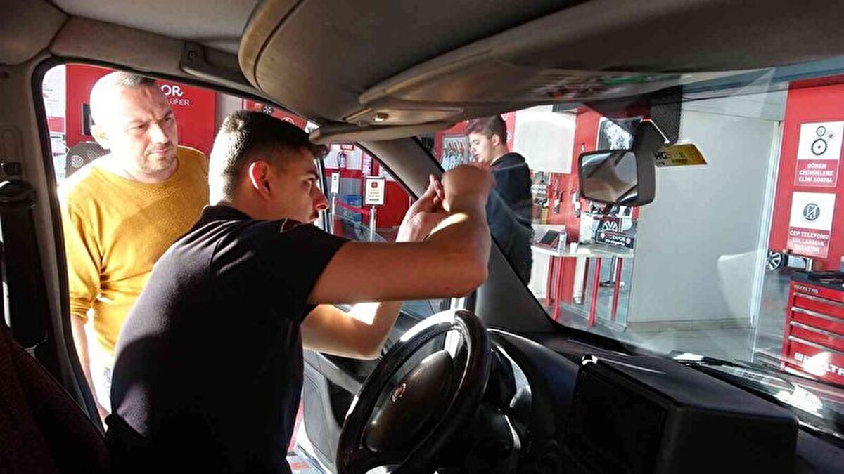 Çetin’in iddiasına göre araç sahibi B.U. kendisine 2 yıl önce aldığı ekspertiz raporunu gösterdi ve aracın 1 parça değişeni, güneş yanığı olduğu için de aracı komple boyattığını söyledi. Bunun üzerine Çetin, araç satıcısıyla 102 bin 500 liraya el sıkıştı.<br>