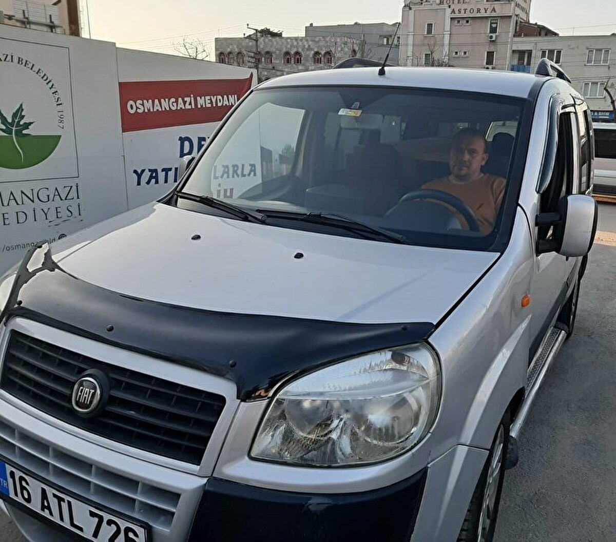 Telefonla B.U.’yu arayan Talip Çetin, ikinci şoku da aldığı cevap karşısında aldı. Öyle bir kazayı yapmadığını belirten B.U., ’10 gün önce aldığın arabayı o hale senin getirmediğin ne malum’ deyince Çetin’in dünyası başına yıkıldı.<br>