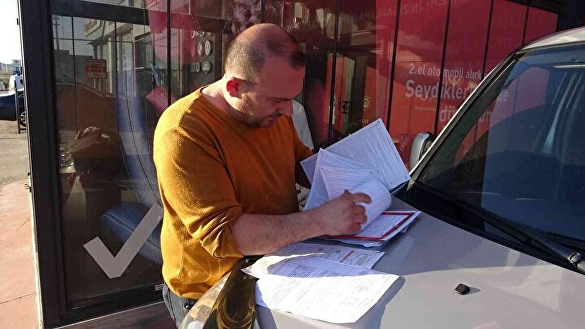 Bursa’da yaşayan Talip Çetin, kısa bir süre öne araç almaya karar verdi. Bunun üzerine Nilüfer Oto Pazarı’na giden Çetin, 2010 model bir araç beğendi ve araç sahibinden otomobil hakkında bilgi almak istedi.<br>