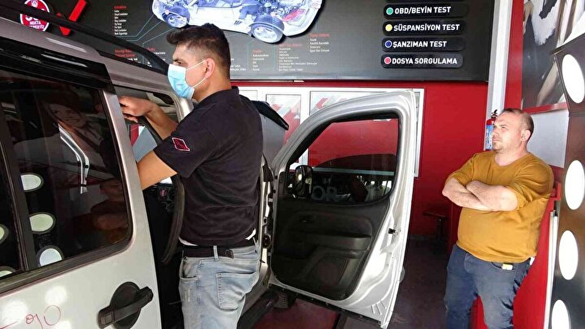 Rüyasında kendisiyle dalga geçtiklerini iddia eden Çetin, "Normalde 2010 model bir aracın herhangi bir kapısı açık olduğunda ikaz lambası yanar fakat benim aracım ön kapılar açıkken bu ikazı vermiyor. 2 gündür üst üste rüyalarımda sürekli benimle, nasıl? parçaları güzel ekledik mi? gibi cümlelerle dalga geçildiğini gördüm. Ben de bunun üzerine aracımı bugün ekspertize getirdim. Aracın değişmeyen tek parçası sahibiymiş" diye konuştu.<br>