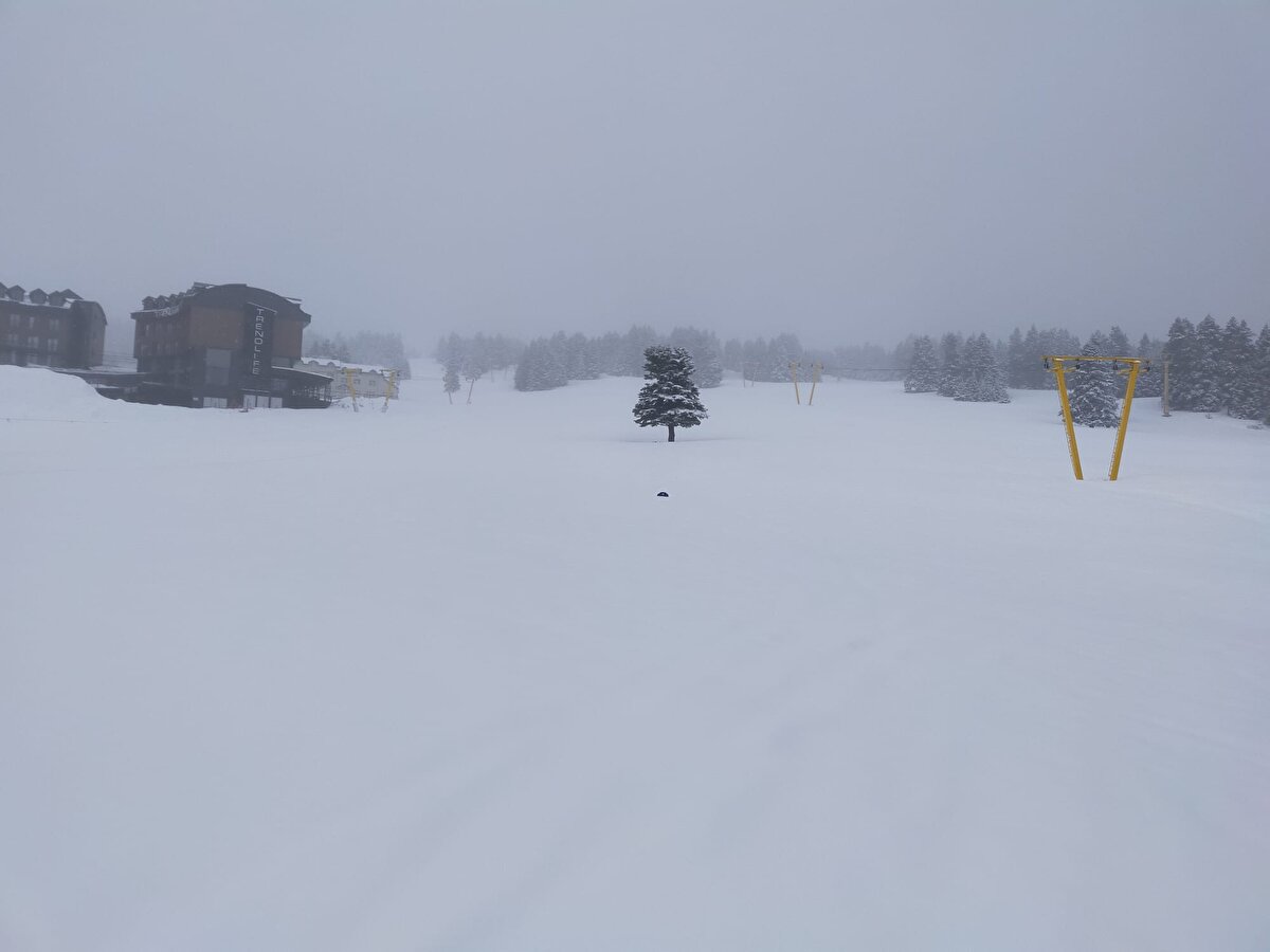 Meteoroloji'den alınan bilgilere göre Uludağ'da kar yağışının perşembe gününe kadar aralıklarla devam edeceği öğrenildi.