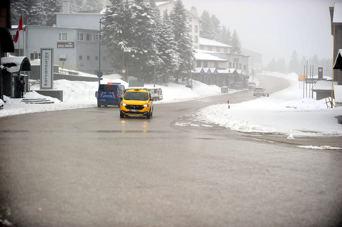 17 Aralık'ta açılan kış sezonunun 3 Nisan'da kapandığı beyaz cennette, kayak pistleri ise boş kaldı.