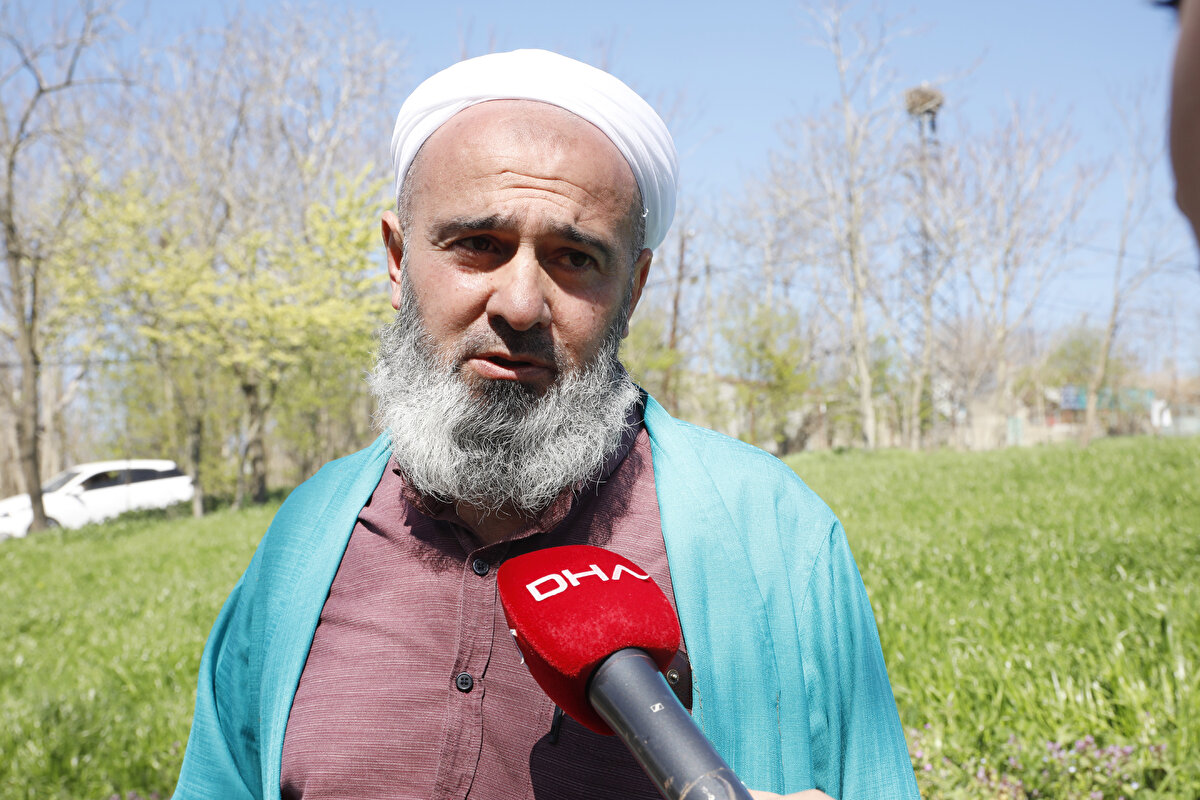 Olay, geçtiğimiz Cuma günü saat 12.00 sıralarında Bahçelievler'de meydana geldi. İddiaya göre, evinin önünden çağırdığı taksiye binen Ahmet Durmaz isimli genç, aracın hareket etmesiyle birlikte taksimetrede açılış ücretinin 400 lira olduğunu gördü. Durmaz, yaklaşık 5 dakika içerisinde taksimetre ücretine 35 TL daha yansıdığını görünce şoförü uyardı. Durmaz, ücrete itiraz ettikten sonra ödeme yapıp araçtan inerek konuya ilişkin şikayetçi oldu. Taksici Hüseyin Keleş, Durmaz'ın ödediği miktarı kendisine geri vereceğini söyledi ancak Durmaz bu ücreti kabul etmeyeceğini belirtti. Yaşananları anlatan taksici Hüseyin Keleş, 30 yıldır taksicilik yaptığını belirterek, "Müşteriyi aldıktan sonra taksimetreye bakmadım. İkitelli tarafından taksiye bindi, 'Esenler'e gideceğiz' dedi. Biraz ilerledikten sonra telefonunu çıkardı kamerayla çekmeye başladı. Telefonla çekmeye başlayınca huylandım. Taksimetre 435 TL'yi gösterince inmek istedi. Ne olduğunu sordum, fişini kestim ve paramı aldım. Sonra arkadaşlarımı aradım, taksimetreye bu kadar zam gelip gelmediğini sordum. Bir yanlışlık olduğunu söylediler. Sonra taksimetre firmasına gittim, 7-8 saat bekledim çünkü orada öyle 3-4 tane daha taksi vardı. 30 senedir taksicilik yapıyorum. Hayatımda hiç başıma böyle bir şey gelmedi" diye konuştu.