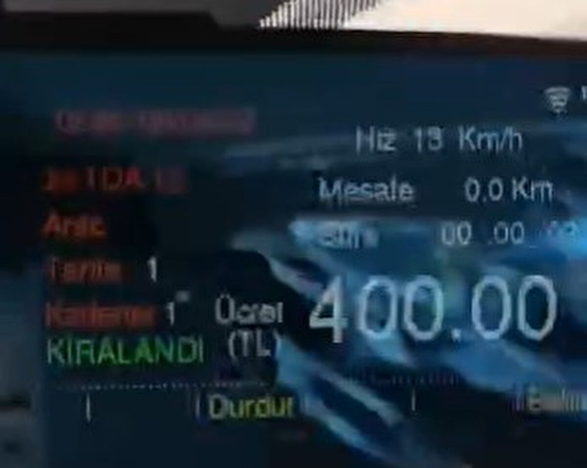 Taksici Keleş, ücretin taksimetreden kaynaklı olduğunu ifade ederek "500 metre kadar bile gitmedik, 435 TL tuttu. İlk açıldığında baksaydım onu görürdüm zaten ama bakmadım. Bazen böyle binde bir oluyor, olaydan sonra kaçacak yer aradım. Bize yakışmayan bir iş. Allah'tan taksiye binen çocuk patrona ulaştı. Patron da beni aradı, gereğini yapacağız. Üzgünüm, parasını takdim edeceğiz. Bizim bir suçumuz yok, taksitmetreden kaynaklı. Yerimiz, adresimiz belli. Haklı olan taraf her şey söyler. Yapacak bir şey yok. Elinde fiş var, biz de mağduruz. Kendisine, 'Yeni zam geldi, 2 aydır mazota çalışıyoruz, sen düştün bize' dedim" şeklinde konuştu.