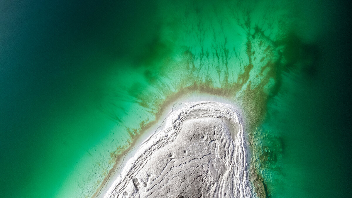 Ürdün, İsrail ve Filistin (Batı Şeria) arasındaki sınır hattında yer alan Lut Gölü, deniz seviyesinin 422 metre altında bulunuyor.