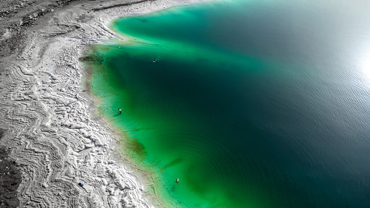 Göl suyunun içinde, canlıların yaşayamaması ve kötü kokmasına sebep olan maddelerin yanı sıra yüzeyinde de yer yer bitüm maddesi birikmektedir. Bu maddenin, geçmişte Nebatîler tarafından mumyalama işleminde kullanan Mısırlılara satıldığı bilinmektedir.
