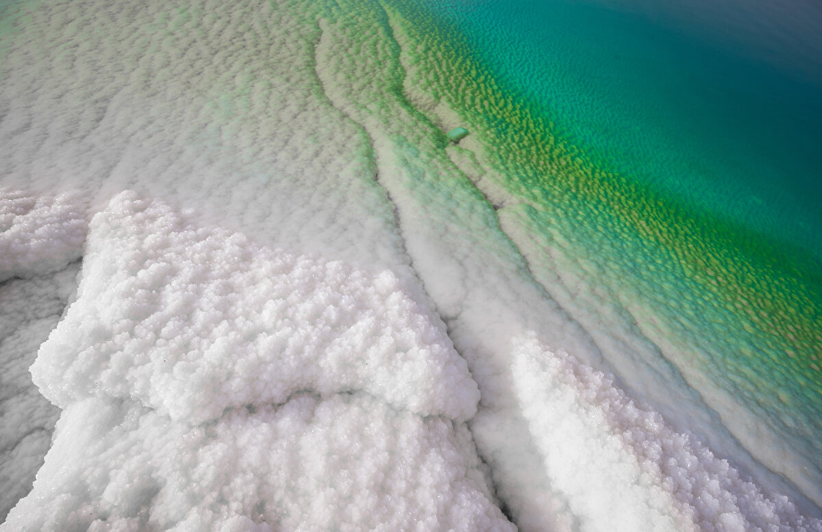 Lut Gölü'nün suyu, İsrail ve Ürdün kıyılarındaki arıtma tesislerinde ayrıştırılmakta ve içerdiği kimyasal maddeler ya sanayide kullanılmakta ya da ihraç edilmektedir.