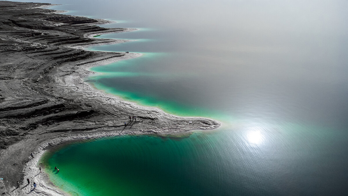 Nâsır-ı Hüsrev, Yâkut el-Hamevî, İbn Battûta, Mesûdî, Makdisî ve İstahrî gibi İslâm coğrafyacılarının “el-Buhayretü’l-müntine” (fena kokulu göl) ve “el-Buhayretü’l-maklûbe” (altüst olmuş göl) gibi adlarla bahsettikleri Lut gölünü Evliya Çelebi hac dönüşü sırasında görmüş ve “Buhayre-i Sidrem” olarak bahsettiği gölün sahillerinde yerleşim olmadığını, sadece bir kenarında bir cami ile Müslüman, Yakûbî ve Yahudilerin ikamet ettiği 200 evli bir köy bulunduğunu belirtmiştir.