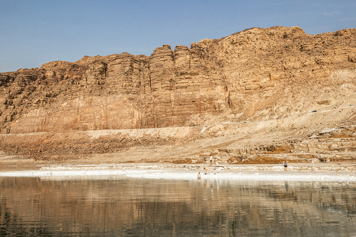 Göl, bugün de yaşamaya elverişli olmaması sebebiyle kıyılarında önemli bir iskâna rastlanmamakta ve çevrede daha çok sudaki kimyasal maddeleri değerlendirmeye yönelik faaliyetlerin sürdürüldüğü bazı küçük yerleşim merkezleri ve turistik tesisler faaliyet göstermektedir.