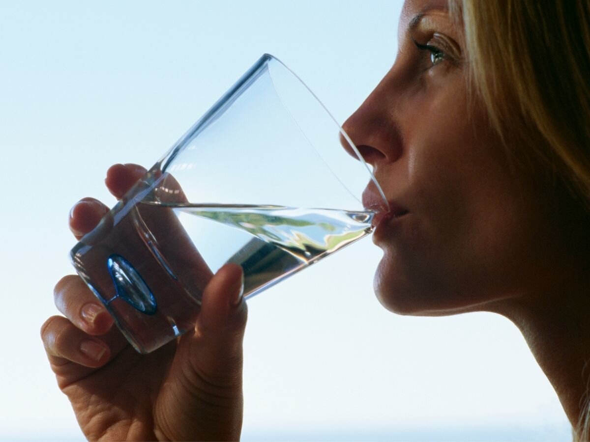 -İftar ve sahurda bol su içilmeli<br><br>-İşlenmiş, hazır ve paketli gıdalardan uzak durulmalı<br><br>-Şekerli ve gazlı içecekler tüketilmemeli<br><br>-Sahura kalkmadan oruç tutulmamalı