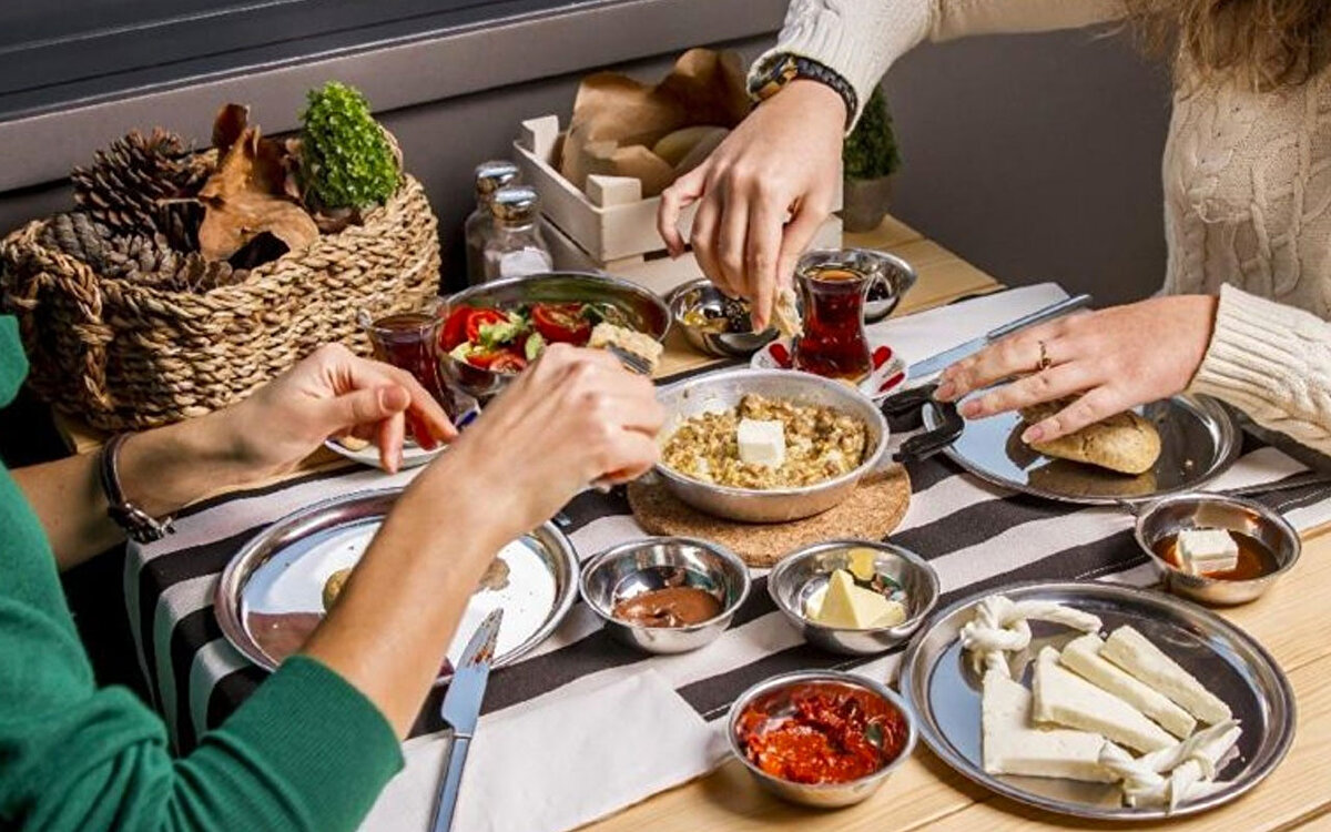 İçecek olarak şekersiz süt ve kahve olabilir. Seviyorsanız ayran içebilirsiniz. Kahvaltıya alışıksanız, kahvaltı yapılabilir. Sabah çorbası da önemlidir ama tok tutmaz. Burada en önemli şey susuz kalmamak. 