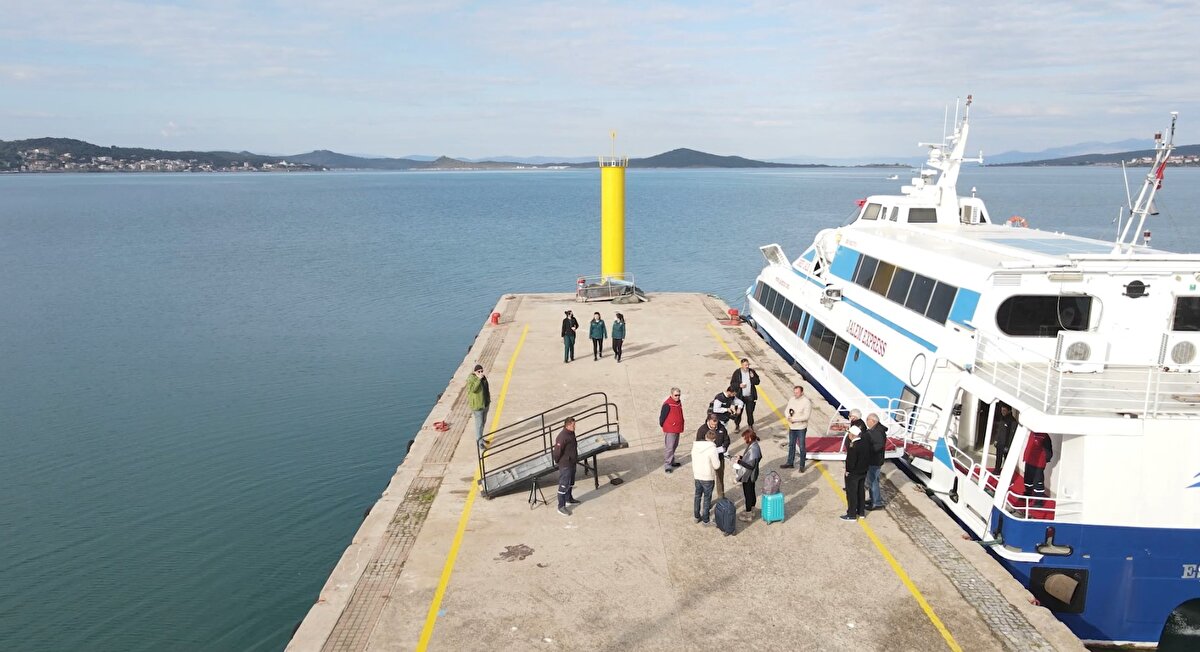 "ÖNEMLİ BİR BAŞLANGIÇ"<br>Ufuk Ova da seferlerin, salgın sürecinin ardından önemli bir başlangıç olduğunu dile getirdi.<br><br>Her iki ülkenin halklarının 25 aylık kaybı telafisi için mücadele edeceğine inandığını anlatan Ova, "Bence hudut kapısının açılmasıyla Ayvalık ve Midilli belediyeleri ve ticaret odalarının de karşılıklı olarak sosyokültürel faaliyetlere bir an önce yeniden başlaması gerekiyor. Çünkü bu yönde yapılacak olan sosyal faaliyetler her iki tarafın hem ekonomisine hem de sosyal yaşamına ciddi bir katkı sağlayacaktır" değerlendirmesinde bulundu.