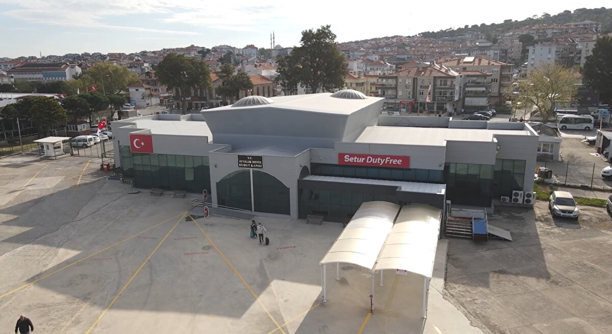 Yolculardan eski Ayvalık Ticaret Odası Başkanı Benhan İbrahim Kantarcı, gazetecilere yaptığı açıklamada, feribot seferlerinin hem ilçe hem de Midilli için çok önemli olduğunu söyledi.<br><br>