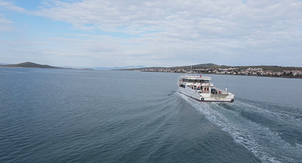 TURİSTLER PERŞEMBE GÜNÜ MİDİLLİ'DEN GELECEK<br>Seferlere ilişkin turizm sezonundan beklentilerine değinen Ergin, şöyle konuştu:<br><br>"Midilli Adası'ndan gelen turistlerin Ayvalık esnafına ve ekonomisine çok ciddi katkıları vardı. Ne yazık ki 25 aydan bu yana bu ekonomik hareketlilikten Ayvalık olarak yararlanamadık. Ayvalık'tan Midilli'ye yönelik ilk seferler başlamış durumda. Tabii bizim asıl beklentimiz 14 Nisan Perşembe günü Midilli Adası'ndan ilçemize gelecek kalabalık turistlerdir. İki ülke ilişkilerinde çok ciddi bir bağ kurmamıza vesile oluyor. Bu nedenle de deniz hudut kapımızın açılması bizi son derece mutlu etti."
