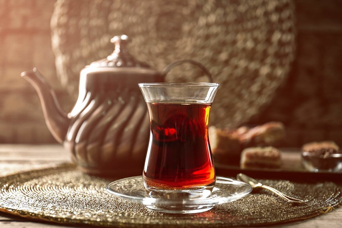 ÇAY DEMLERKEN DİKKAT EDİLMESİ GEREKENLER<br>Çayı yanlış şekilde demlerseniz bazı sağlık sorunlarına davetiye çıkarabilirsiniz.<br><br>Çayın acımaması ve uzun süre dayanması için demlemiş olduğunuz çayı ocak üzerinde bekletmemenizi öneririz. Çünkü çayın acımasına sebebiyet verebilir.