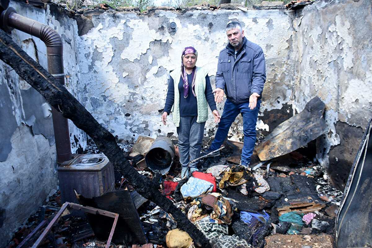 'BİZE YARDIM ELİ UZATILSIN'<br><br>"Tarlada çapa işine, elma toplamaya gidiyordum. Gündelik işlerde çalışıyordum. Oradan birikimimiz vardı. Tüp bebekte ne kadar devlet katkısı olsa bile masrafın çok oluyor" diyen Hatun Balcı, şöyle devam etti:<br><br>"Yaptığımız en son birikim de burada gitti. Evimiz ile beraber eşyamız, hiçbir şeyimiz kalmadı. Üstümdekiler de komşunun verdiği kıyafetler. Biz bu halde ne yapacağız, nereye gideceğiz? Evlat birikimimiz gitti, kiraya da çıkamayız. Fabrika da devamlı iş değil. Daha önce eşimi işten çıkarmışlardı. Yanan birikimimiz içinde eşimin çıkış tazminatı da vardı. O da gitti. Hiçbir şeyimiz kalmadı. Bize bir yardım eli uzatılsın, evimiz yapılsın. Bir de tüp bebek için bir hastanede bize yardım edilsin"<br><br>