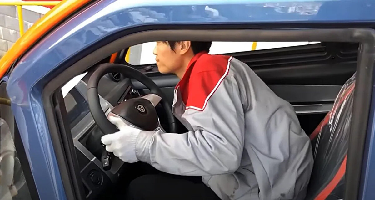 Yalnızda 400 kilogramlık bir ağırlığa sahip olan bu otomobili normal şebeke geriliminden 6 ile 8 saatte şarj edebiliyorsunuz.<br>