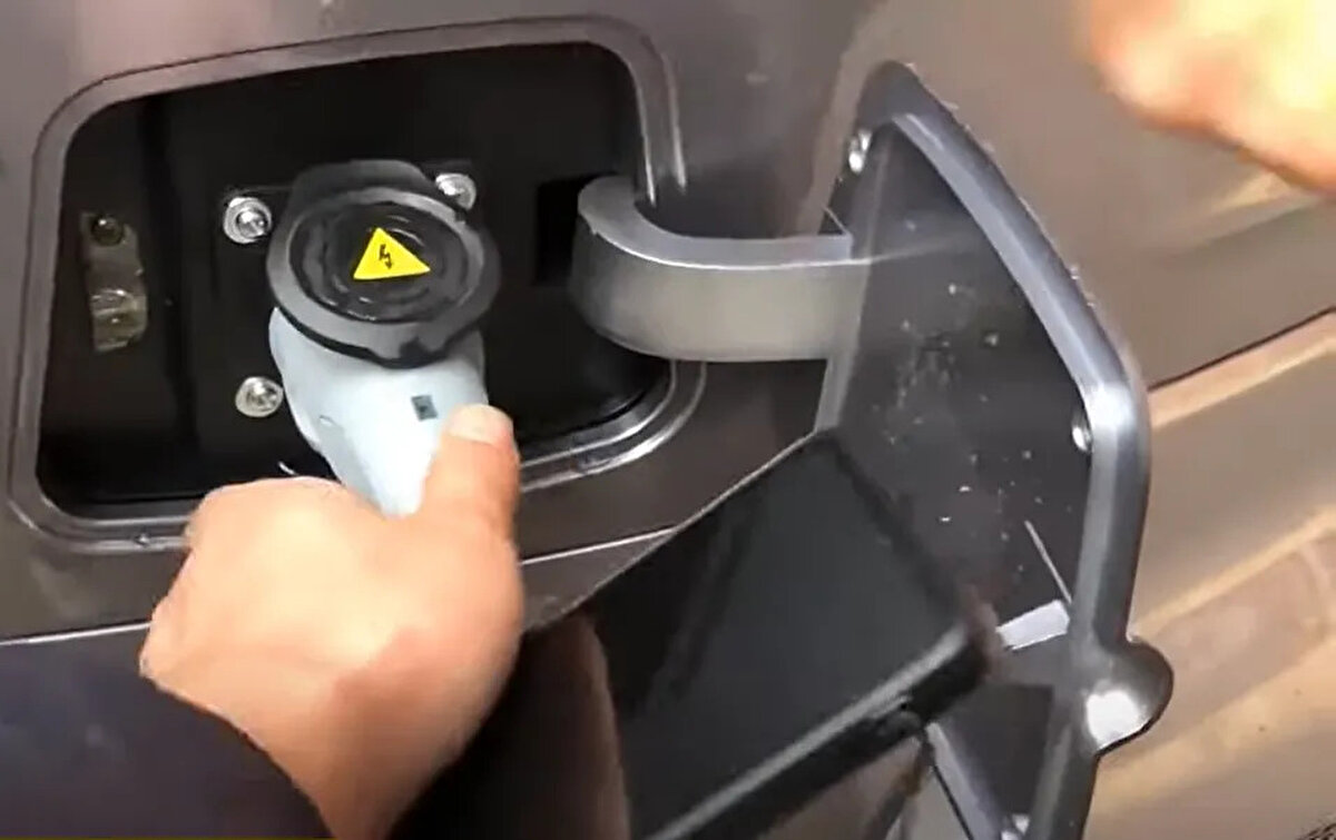 Bu otomobilin taşıma kapasitesi klasik olarak 3 kişi.<br>