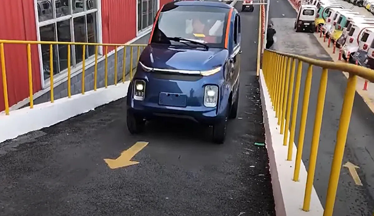 Otomobilin maksimum hızı ise 25 ile 45 kilometre arasında değişiyor. Elbette bu hız yokuşlarda çok daha aşağılara düşebilir.<br>