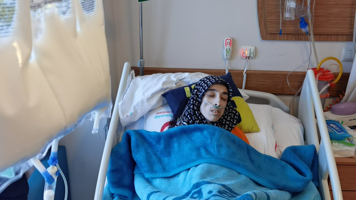 Hastanede DHA muhabirine konuşan Kübra Nur Palut, bir an önce sağlığına kavuşmak istediğini belirterek şunları söyledi:<br><br>"Kendi imkanlarımızla gidebileceğimiz her yere gittik. Yapabileceğimiz bütün tedavileri denedik. Ama maalesef bizim gücümüz yetmiyor. Birçok hekime de danıştık. En son Belçika’da tedavisinin olabileceğini söylediler. Tek başımıza gitmeye gücümüz yetmediği için, devletimizden yardım bekliyoruz. Cumhurbaşkanımdan bu konuyla birebir alakadar olmasını istiyorum.