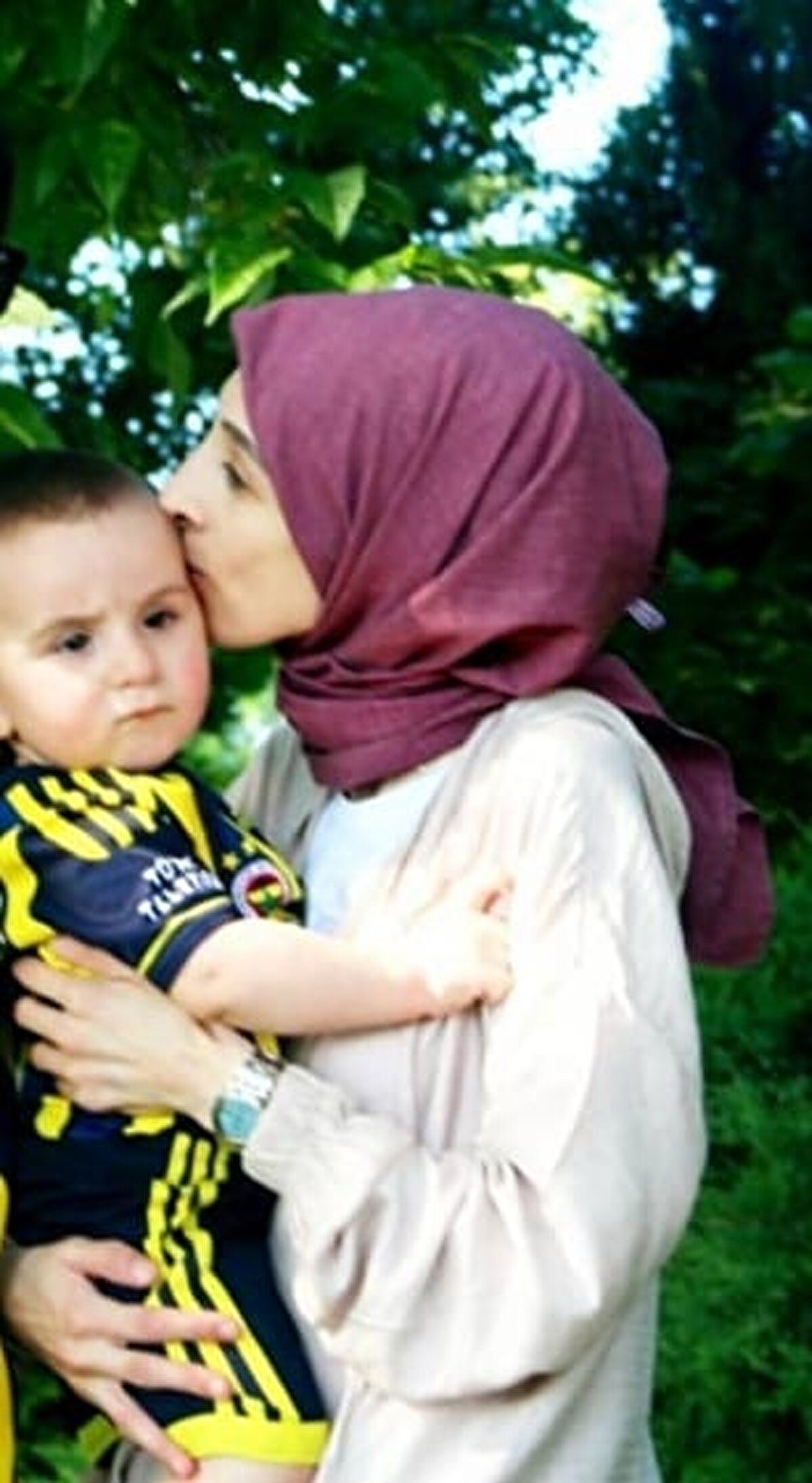 Yeniden umutlanan ailenin karşısına bu kez de maddi imkansızlıklar çıktı. Hastane ile iletişime geçilmesi için Sağlık Bakanlığı'na müracaat edildi. Bakanlıktan gelecek haber beklenirken Kübra Nur, şu anda ailesinin yaşadığı Bursa’nın İnegöl ilçesinde Devlet Hastanesi’nde müşahede altında tutuluyor.<br><br>Çünkü doktorların da söylediği gibi çok fazla vaktim kalmadı. 3 yaşında bir bebeğim var. Onun için direnmek zorundayım. Sonuna kadar direniyorum ama çok da fazla zamanım kalmadı. Devlet yetkililerinden bir an evvel konuyla alakadar olmalarını istiyorum."<br><br><br>