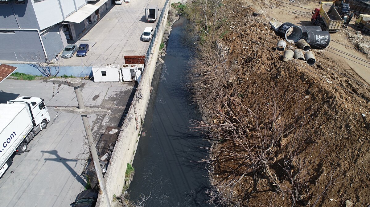 1,5 yıldır derenin yakınında bulunan iş merkezinde çalıştığını belirten çevre sakinlerinden Göktuğ Aktan, "Özellikle son zamanlarda havaların ısınmasıyla birlikte Ayamama Deresi üzerinde farklı renk değişiklikleri tespit ettik. Bölgede bulunan tekstil firmaları kaynaklı olduğunu düşündüğüm bir renk değişiklikleri yaşanıyor. Yeri geliyor mavi, lacivert, yeşil, kırmızı gibi gün içinde değişiklikler oluyor. Sonuçta bu dere Marmara Denizi'ne akan bir dere. Bölgede birçok iş yeri bulunuyor. Yakın bölgesinde de yerleşim yerleri bulunuyor. Bu konuda bir rahatsızlık hissettim" ifadelerini kullandı. <br><br>