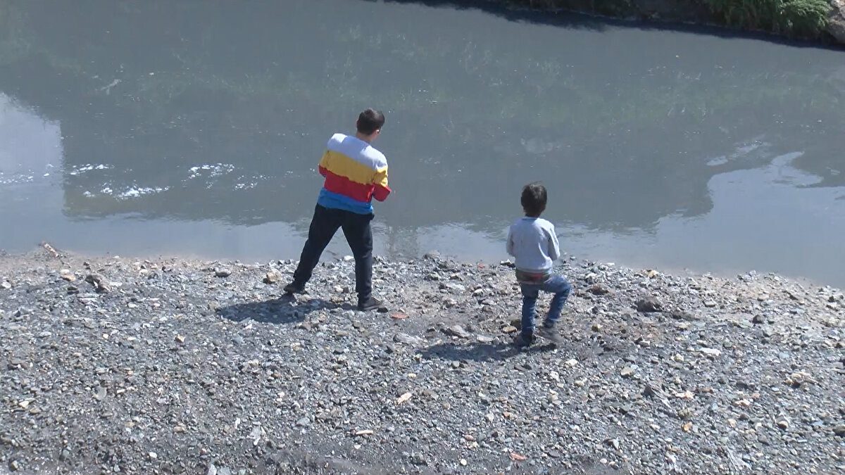 Dere kenarı çocukların oynaması durumun ciddiyetini gözler önüne seriyor.