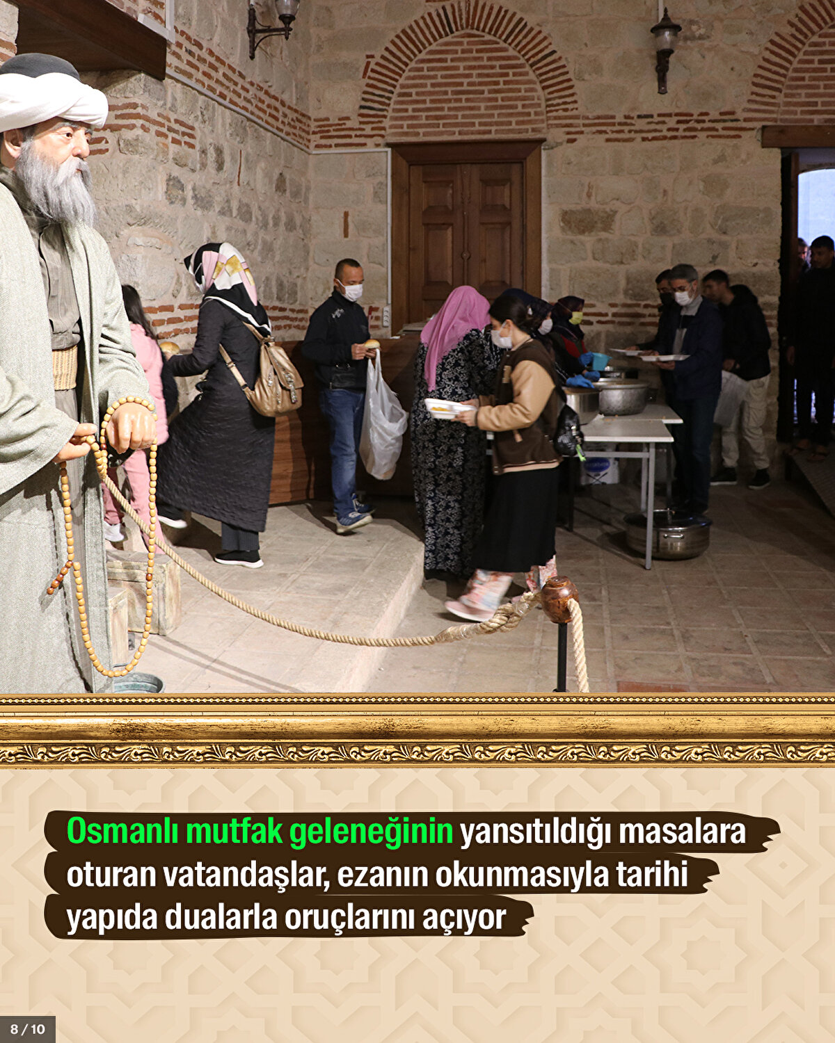 Osmanlı mutfak geleneğinin yansıtıldığı masalara oturan vatandaşlar, ezanın okunmasıyla tarihi yapıda dualarla oruçlarını açıyor.