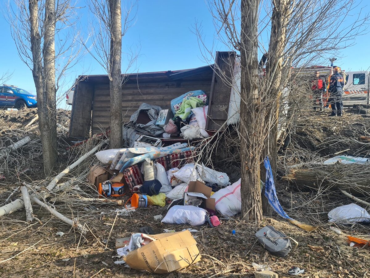 Erzurum-Ağrı kara yolu Eleşkirt ilçesi Çiftepınar köyü mevkisinde M.U. idaresindeki ev eşyası yüklü kamyon şarampole devrildi.