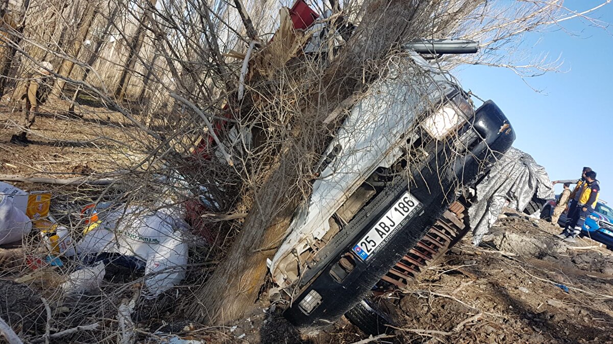Kontrollerde kamyonda sıkışan 4 kişinin hayatını kaybettiği belirlendi.<br><br><br>Ağır yaralanan sürücü M.U. da kaldırıldığı Ağrı Eğitim ve Araştırma Hastanesi'ndeki müdahaleye rağmen kurtarılamadı.