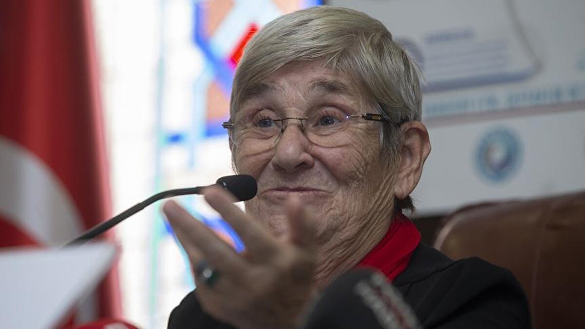 "CİLDİ GÜZELLEŞTİRİYOR"<br><br>Tarih boyunca kaya tuzunun ve deniz tuzunun kullanıldığına değinen, Canan Karatay, kaya tuzunun öneminden şöyle bahsetti:<br><br>"Roma İmparatorluğu zamanında Roma askerlerine maaş olarak tuz verilirdi. Kaya tuzu elektromanyetik alanı emer. Nükleer santral bacalarının içinde radyasyon için kullanılır. Asırlardan beri kaya tuzu kullanılır. Amerika'da Rusya'da Özbekistan'da tedavi için tuz odaları var. Özellikle nefes darlığı, kalp hastalığı olanları tuz odalarına oturtarak tedavi yapıyorlar. Cildi de güzelleştiriyor."