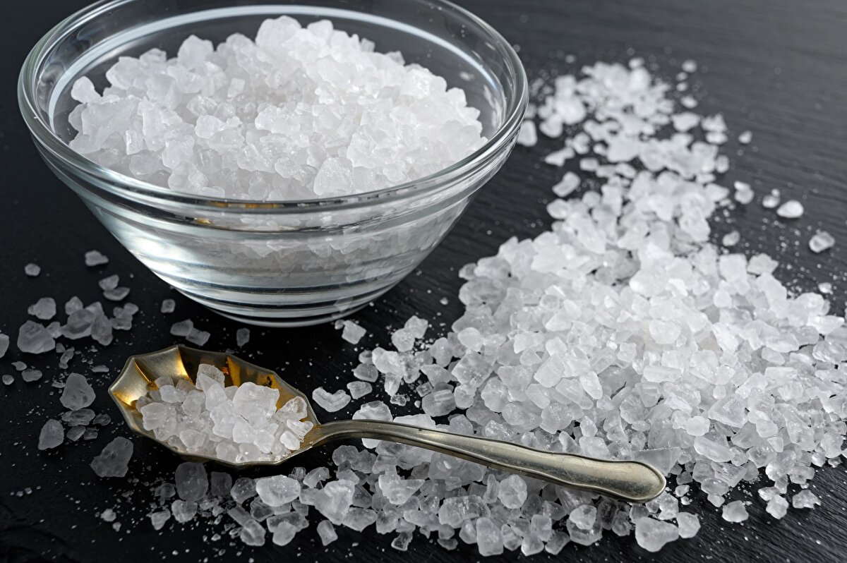 "Kullandığımız tuz tuz değil." Diyen Canan Karatay, kaya tuzunu önererek şunları söyledi: