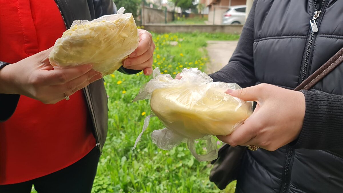 HERKES BENZER BİR HİKAYE ANLATIYOR"<br>Kurduğu sosyal medya hesabı ile dolandırıcılık olayının ortaya çıkmasını sağlayan Dilek Ermeydan, "Biz Derince Yenikent Mahallesi'nde dayanışma amacıyla bir sosyal medya hesabı oluşturduk. Bu tereyağı konusunda da mağduriyetini dile getiren onlarca kişi oldu. Kendileri, kapıya gelen kişinin yaşlı, kapalı bir teyze olduğunu ve inekleri olduğu için kuru ekmek toplamak istediğini söylediler. Bu kadının aynı zamanda da tereyağı sattığını belirttiler. İnandırıcı olmak için de kapılarda ve paspaslarda gördüğü isimleri kullanarak güven duygusu oluşturmaya çalışmış. Şikayeti olan herkes benzer bir hikaye anlatıyor. Mağdur kişi sayısı şu an oldukça fazla. Bize yazan 20-30 kişi var. Fakat yazan her kişi mutlaka komşusu, akrabası gibi başka bir kişinin daha mağdur olduğundan bahsediyor. Sadece Yenikent'le kalmayıp başka mahallelerden de bize ulaşanlar oldu" ifadelerini kullandı.