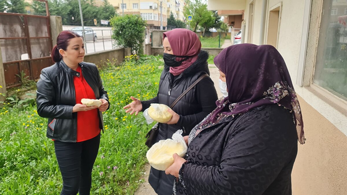 Ramazan ayının ilk günlerinde Derince Yenikent Mahallesi'nde yaşayanların zillerini çalan yaşlı bir kadın, kilosu 80 TL karşılığında tereyağı sattığını söyledi. Binaları tek tek dolaşan yaşlı kadın, zillerde yazan isimleri, "Beni üst kat komşunuz Ayşe Hanım gönderdi" diyerek sağladı. Hatta bazı kişilere para üstü de vermeyen kadın, para üstü karşılığında bir sonraki hafta başka ürünler getireceğini söyledi. Kapılarına gelen kadından alışveriş yapan ev sahipleri, soğuk olarak aldıkları ürünün buzunun erimesi üzerine margarin ve patates püresi karışımı olduğunu fark etti. Dolandırıldıklarını anlayan mahalle halkı, kurdukları sosyal medya hesapları üzerinden örgütlenerek polise şikayetçi oldu.