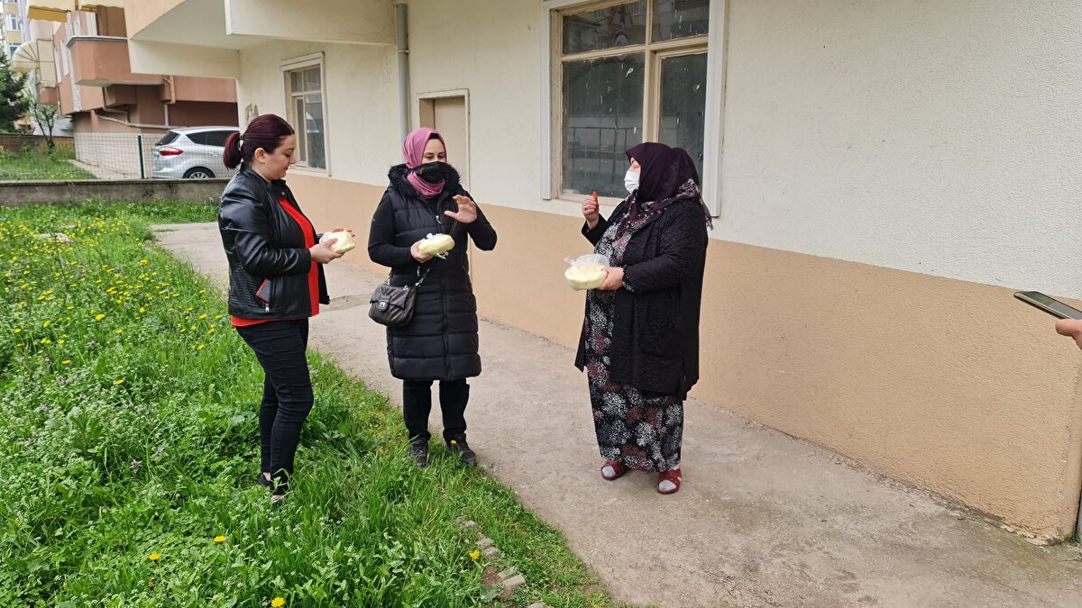 "EVDE SON 100 LİRAM VARDI, ONUNLA TEREYAĞINI ALDIM"<br>Sahte tereyağını evdeki son parası ile aldığını söyleyen Gülhan Karakaş, "Zil çaldı. Kapıyı açtığımda elinde bu tereyağını tutuyordu. 'Teyze tereyağı, yumurta, peynir satıyorum" dedi. Henüz maaş almadığımı söyleyince, 'Çocuklarıma erzak alacağım' diyerek veresiye vermeyeceğini söyledi. Benim de evde son 100 liram vardı. Durumuna üzüldüğüm için onunla tereyağını aldım. Para üstü olan 20 TL'yi de vermedi bana. 'Haftaya sana süt, peynir getireyim' diyerek gitti. Ramazan ayının başlamasına 2 gün varken bu olay oldu. Ben bekliyorum. Ramazanın yarısı geldi, halen gelmedi. Kız kardeşime de 3 kilo satmış" diye konuştu.