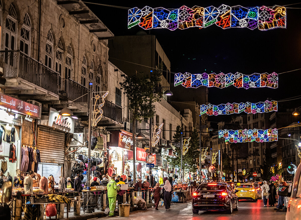 Ürdün'de ramazan boyunca sokaklara ve evlere fanus, ışık, fener ve süs asmak, yıllardır bir gelenek olarak sürdürülüyor.