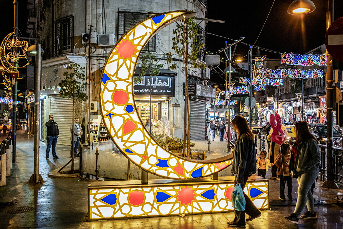 Farklı şekil ve tasarımlardaki hilaller, fenerler, ışıklı ipler, saçak ledler ramazanda bu ülkeyi ziyaret eden turistlere de eşsiz bir güzellik sunuyor.