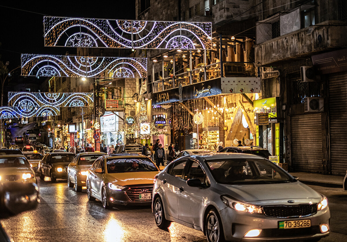 İftarla birlikte hareketlenen eski çarşı, sahur vaktine kadar yoğun ilgi görüyor.